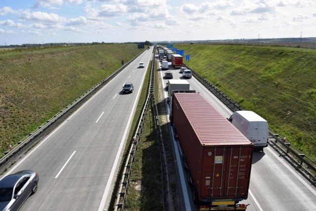 Karambol i korek na autostradzie A4 na wysokości Kostomłotów. Zdjęcie ilustracyjne.