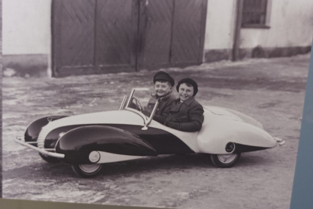 W miasteczku Vysoké Mýto na turystów czeka wiele wspaniałych zabytków, ale prawdziwy skarb znaleźć tu mogą fani motoryzacji. Lokalne Muzeum Karosernictwa opowiada historię niezwykłego zakładu, w którym Josef Sodomka składał ikoniczne czeskie samochody i autobusy, a także prototypy mini-aut dla dzieci (na zdjęciu).