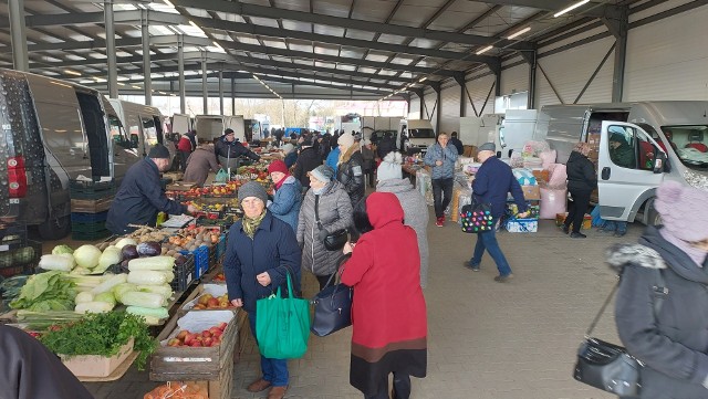 Zobacz jakie warzywa i owoce oferowano na targowisku miejskim w Ostrowcu Świętokrzyskim i jakie były ceny >>>