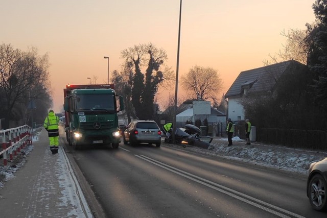 Na miejscu pracują strażacy. 3-letnie dziecko odniosło obrażenia.