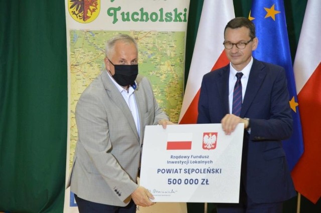 Promesę od premiera Mateusza Morawieckiego odbiera starosta sępoleński