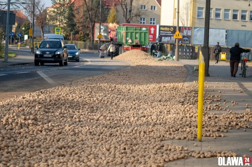 Ziemniaki wysypały się na jezdnię w Oławie 4.12.2022