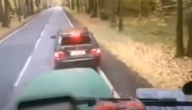 W sieci kilka dni temu pojawił się ciekawy film, na którym właściciel mercedesa próbował zajechać drogę traktorzyście i od razu tego pożałował. Na opublikowanym wideo starli się Mercedes i ciągnik, a efektem była stłuczka i to nie byle jaka.WIDEO I WIĘCEJ INFORMACJI - KLIKNIJ DALEJ
