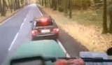 Mercedes vs. ciągnik! Kierowca auta osobowego chciał dać nauczkę traktorzyście i szybko tego pożałował. WIDEO 