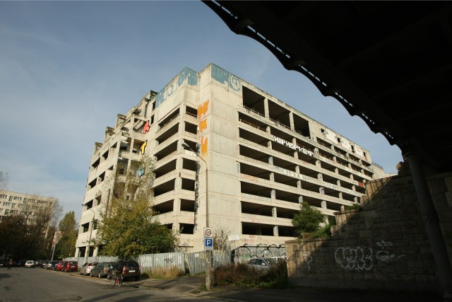 W 2000 roku na działce zaczął powstawać wielopoziomowy parking. Budową zajmowała się wrocławska Jedynka, czyli przedsiębiorstwo budowlane, które upadło w 2004 roku. Budynku nie udało się dokończyć, a jakiekolwiek prace skończono w 2001 roku. Szkielet przez 16 lat niszczał, był pokrywany graffiti i nie zachęcał swoim wyglądem.
