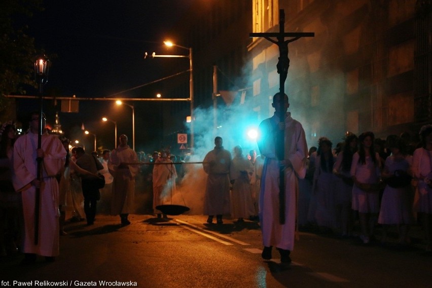 Pochodnie i bębny w centrum Wrocławia. Nocna procesja Bożego Ciała (ZDJĘCIA)