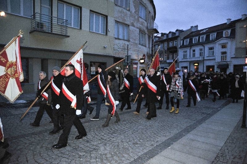 Przed pomnikiem Armii Krajowej przy ul. Kilińskiego w...