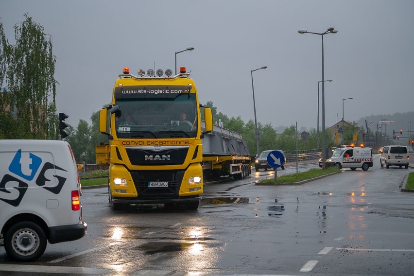 Nowy Sącz. Pierwsze elementy Mostu Heleńskiego już dotarły