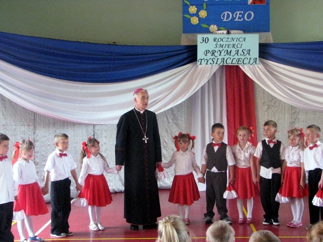 Biskup Marian Florczyk w otoczeniu dzieci ze Szkoły Podstawowej imienia Prymasa Tysiąclecia w Mieczynie.