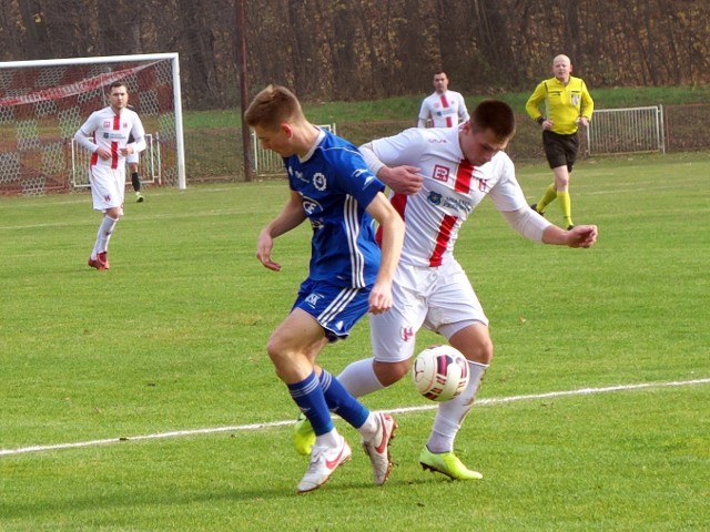 Dawid Czyrny (z prawej) zdobył w Mielcu dwie bramki, dla Orła Przeworsk.