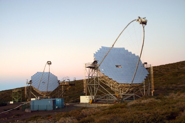 Naukowcy obserwowali galaktykę IC 310 z dwóch teleskopów na wyspie La Palma