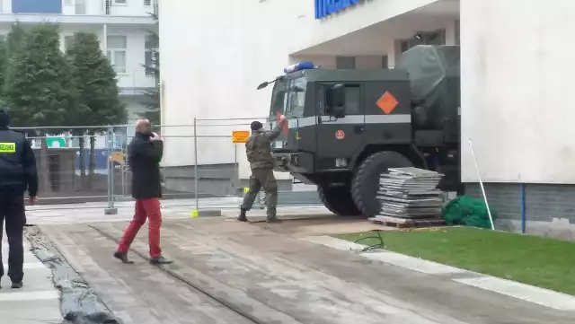 260 kuracjuszy ewakuowanych ze Szpitala Uzdrowiskowego Muszelka w Kołobrzegu.Saperzy usuwają niewybuchy znalezione podczas prac remontowych.W poniedziałek w miejscu prac odnaleziono pocisk moździerzowy. Podczas wcześniejszych prac natrafiono na inne pociski.Zobacz także Kołobrzeg: Bomby wyciągane z morza