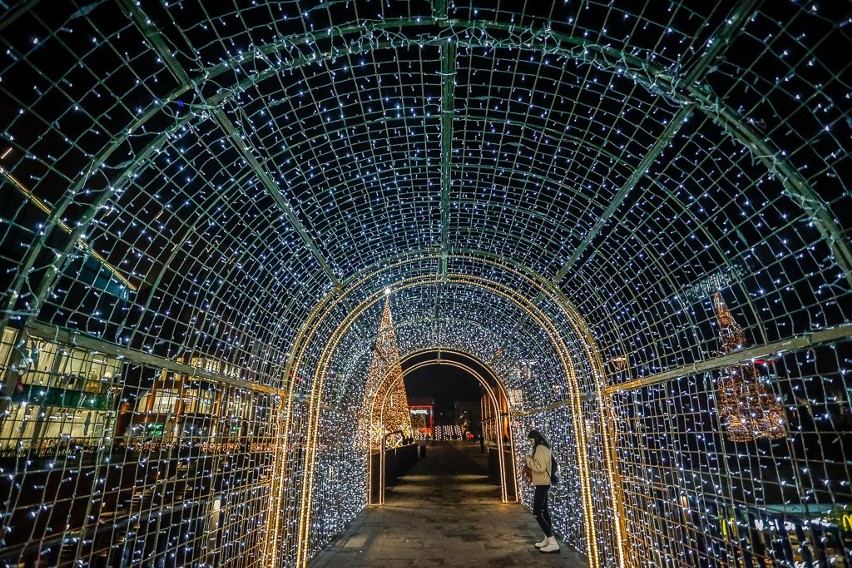 Forum Gdańsk przystrojone na święta Bożego Narodzenia. Rozświetlona choinka i iluminacje w Forum. Zdjęcia