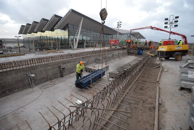 Przy terminalu T2 trwa obecnie budowa linii i stacji kolei metropolitalnej