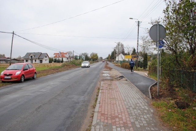 Ścieżki rowerowe - przykładem  ta w Samociążku - wywołują wciąż dyskusje. Jedni twierdzą: - Zostały nie najlepiej zaprojektowane. Można było przecież starą z kostki polbruk połączyć z nową asfaltową inaczej. Drudzy są szczęśliwi, że powstały. W przyszłym roku zbudowane zostaną kolejne.