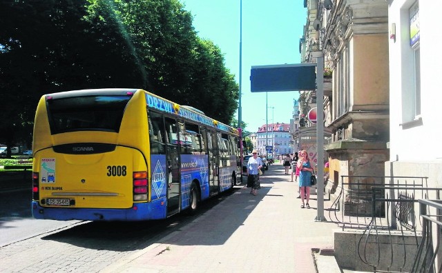 Teraz na przystanku przy al. Sienkiewicza jest zatoka autobusowa. Zarząd Infrastruktury Miejskiej rozważa możliwość jej likwidacji po to, by autobusy zatrzymywały się dalej od kamienic.