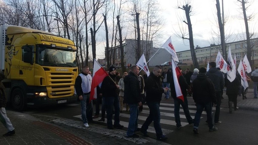 Strajk na Śląsku: Blokada dróg w Mysłowicach. Górnicy dołączą do strajkujących na dole?