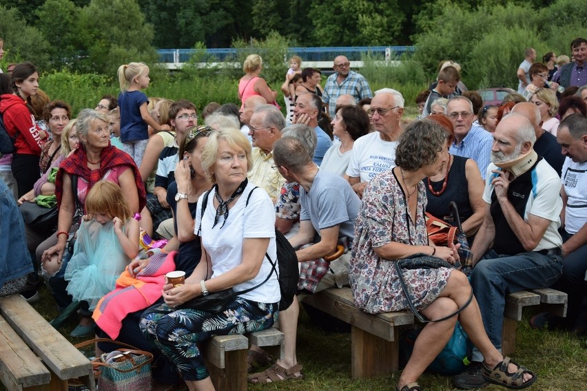 Sękowa. Koncert galowy Festiwalu Świat pod Kyczerą. Prezentacje trwały do późnej nocy. Publiczność gorąco oklaskiwała artystów