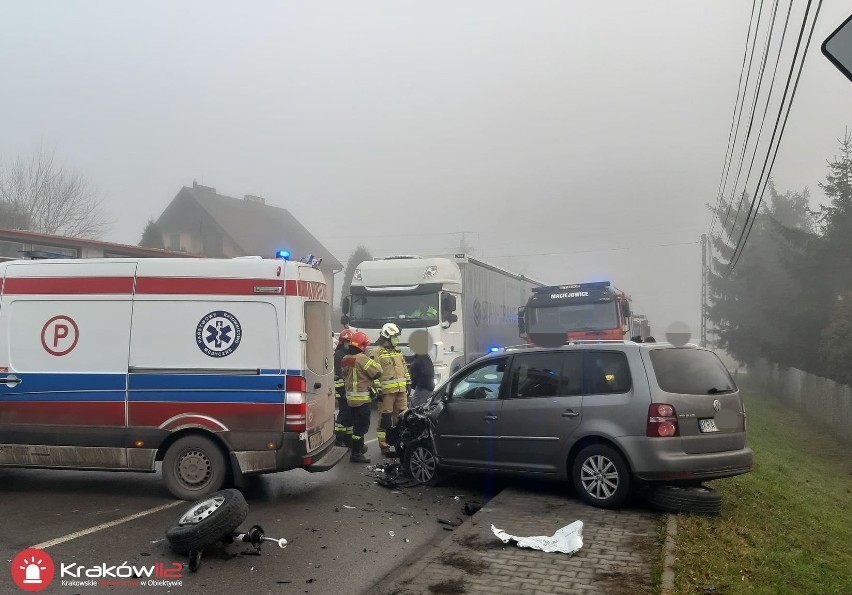 Wypadek w gminie Kocmyrzów-Luborzyca. Droga została całkowicie zablokowana po zderzeniu trzech samochodów
