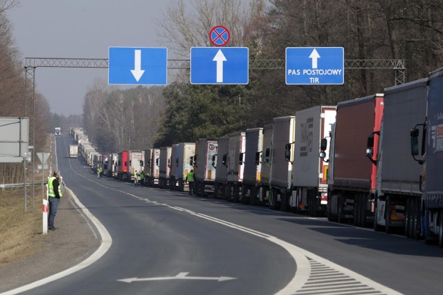 Nadkomisarz Marzena Siemieniuk z Izby Administracji Skarbowej w Lublinie poinformowała, że w czwartek rano na wjazd do Polski przez przejście w Koroszczynie – według danych strony białoruskiej – w kolejce czekało 90 pojazdów ciężarowych a szacowany czas oczekiwania wynosił 3 godziny.