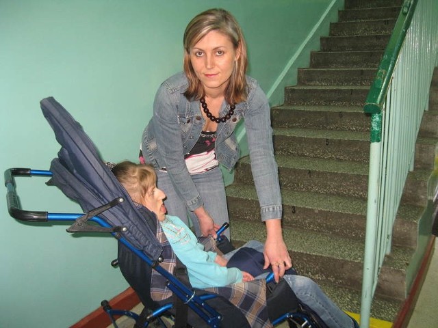 - Zawsze ktoś pomoże wznieść wózek po schodach. Ale powinna tu być winda - mówi Aneta Wójcik.