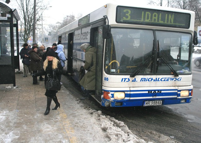 Pasażerowie już nie mają problemów z dostaniem się do drzwi autobusów zatrzymujących się na przystankach .