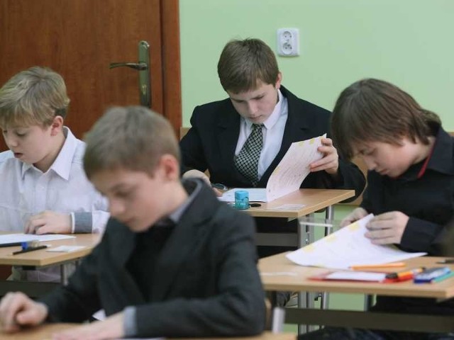 Uczniowie I Społecznej Szkoły Podstawowej w Zespole Szkół Społecznych imienia Mikołaja Reja w Kielcach rozwiązują test.