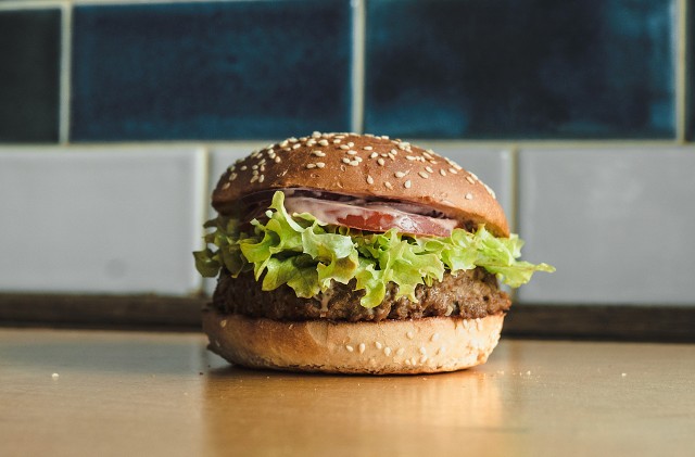 Wegański burger z "roślinnym mięsem"