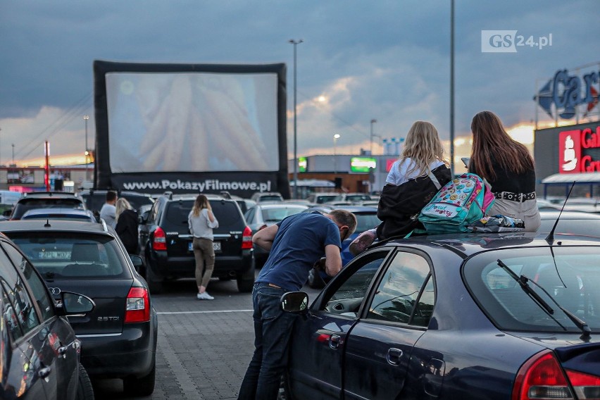 Kino samochodowe w Szczecinie przed Galerią Gryf