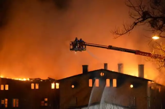 Pożar opuszczonej winiarni w centrum Wejherowa (21.02.2017). Gaszenie ognia utrudniał silny wiatr