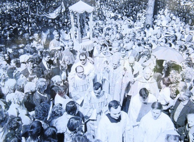 Uroczystości koronacji Figury Matki Boskiej Leśniowskiej w 1967 roku, w których uczestniczył kardynał Karol Wojtyła