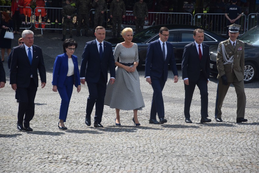Prezydent Andrzej Duda, wraz z Pierwszą Damą, złożył w...