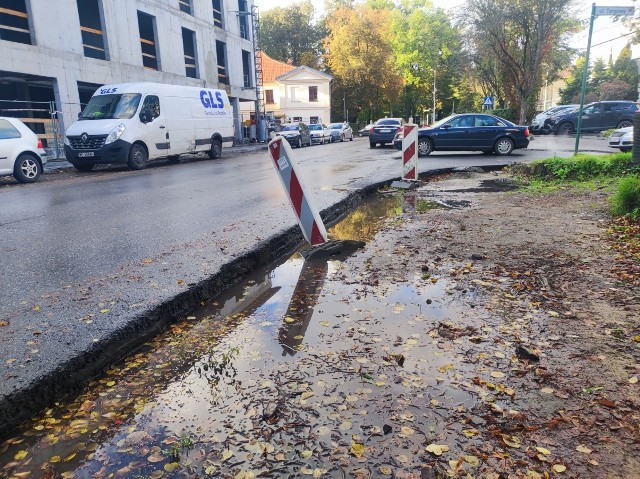 Realizacja remontu na ul. Daszyńskiego w Krzeszowicach i dwóch innych drogach powiatowych nie została dokończona