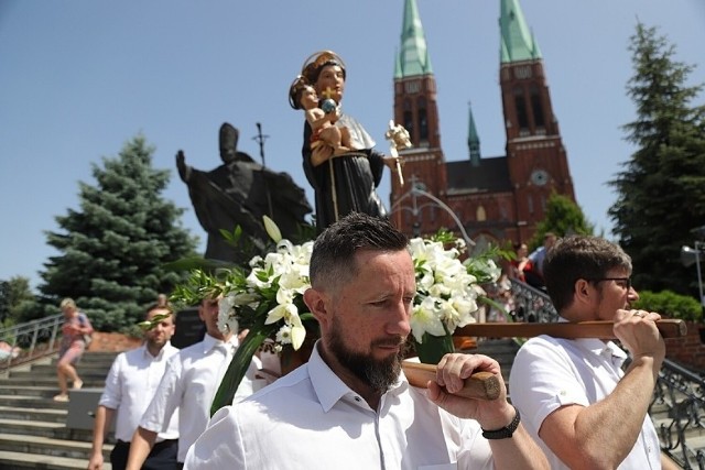 Odpust w parafii pod wezwaniem św. Antoniego rozpoczyna msza święta, a potem jest przemarsz ulicami miasta z figurą patrona. W tym roku główne uroczystości odbędą się w najbliższy weekend 17 i 18 czerwca.