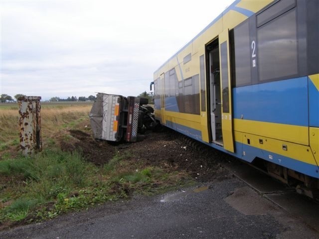 Ciężarówka wjechała pod szynobus.