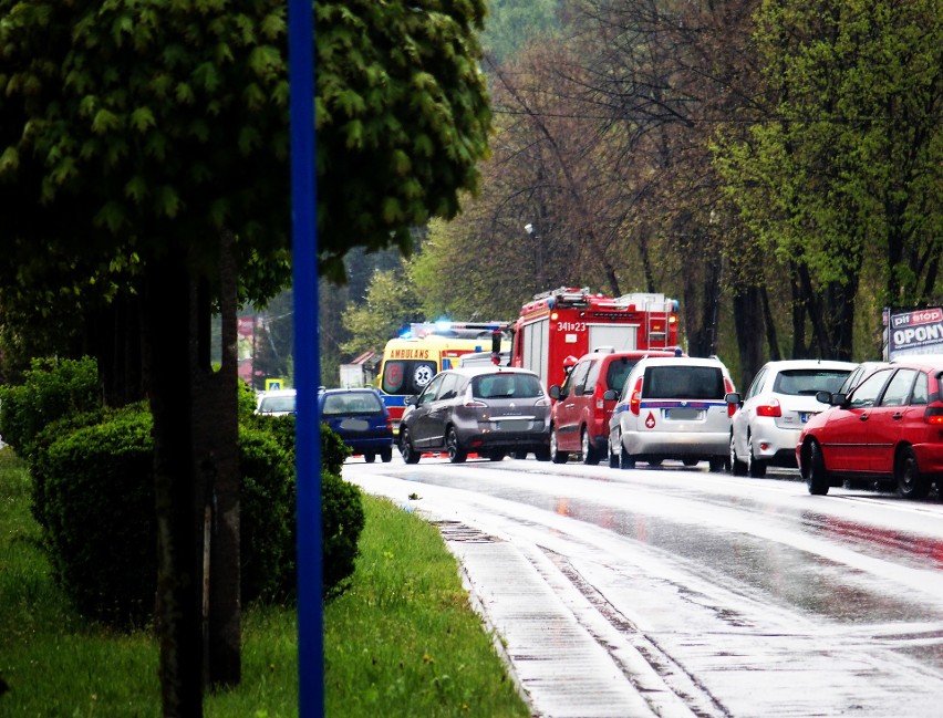 Dwa samochody osobowe rozbite na ul. Tarnowskiej w Nowym Sączu [ZDJĘCIA]