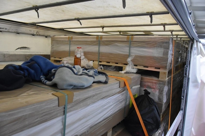 Nielegalni migranci ukryci w naczepie ciężarówki chcieli wjechać do Polski