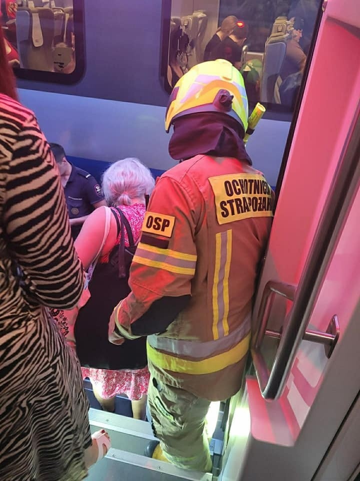 W powiecie włoszczowskim strażacy pomogli pasażerom uszkodzonego pociągu