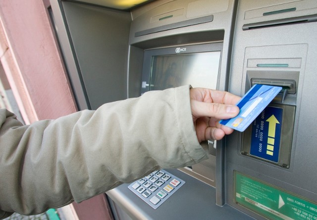 Nieuczciwa kobieta, która gościła u koleżanki w Kruszwicy, ukradła jej kartę bankomatową i dowód osobisty. Teraz ma kłopoty.