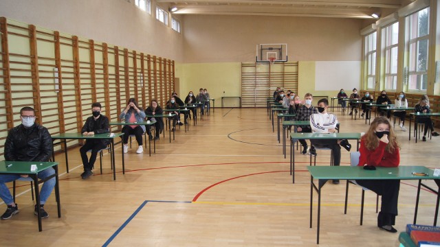 Uczniowie pisali próbny egzamin z języka polskiego w sali gimnastycznej.