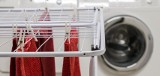 Jak wysuszyć pranie, gdy ciągle pada deszcz? Przetestuj ten sprytny trik. Poznaj ukrytą funkcję, którą ma każda pralka