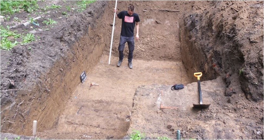 W tym miejscu znaleziono pierwsze groby.