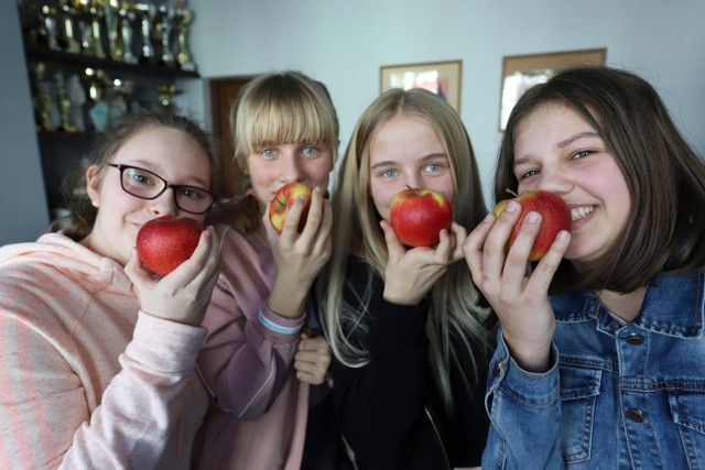 Ósmoklasistki świętują sukces w międzynarodowym konkursie