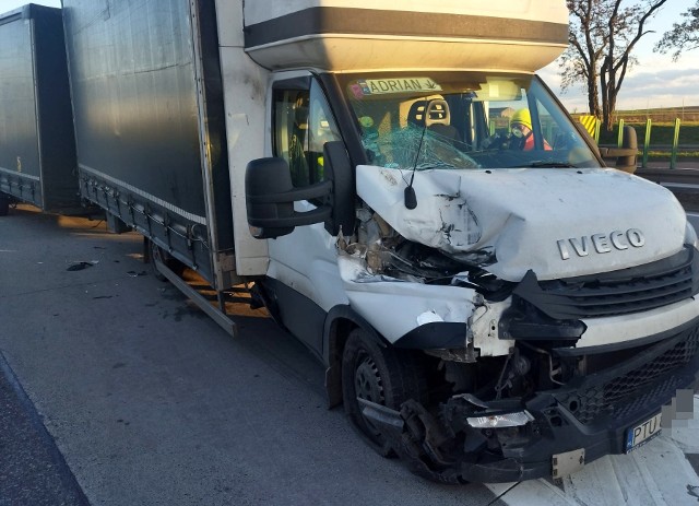 Kierowca samochodu dostawczego z przyczepą jadąc autostradą  A4 pod Wrocławiem był kompletnie pijany. Mając ponad dwa promile alkoholu we krwi, wjechał w tira!