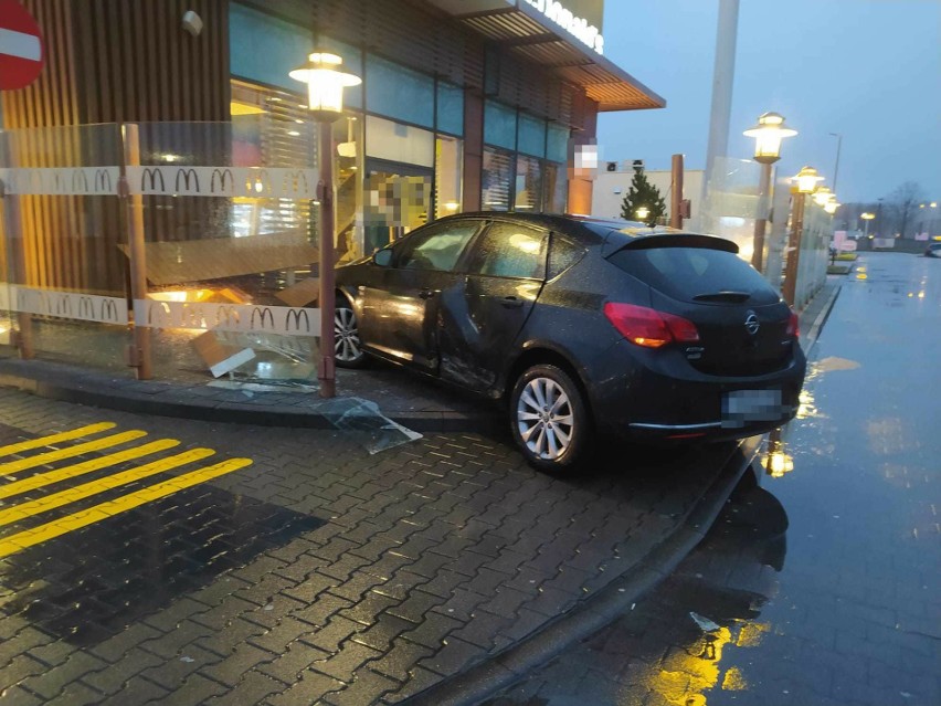 Niecodzienne zdarzenie w Kołobrzegu. Wjechał samochodem w szklane ogrodzenie restauracji [ZDJĘCIA]