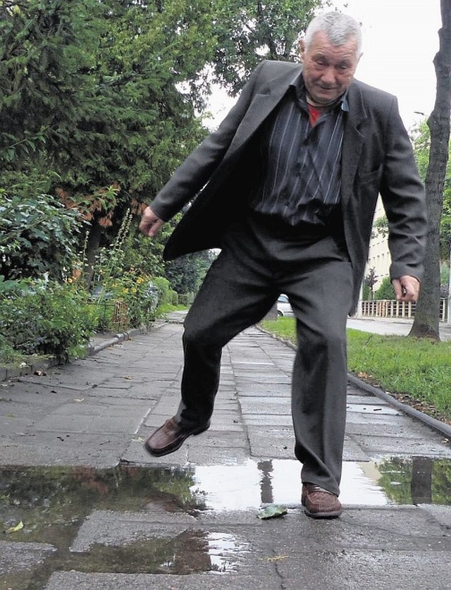 Chodniki są tak zaniedbane, że nawet drobny deszcz powoduje kałuże - opowiada mieszkaniec Bielska Henryk Iwaniuk 
