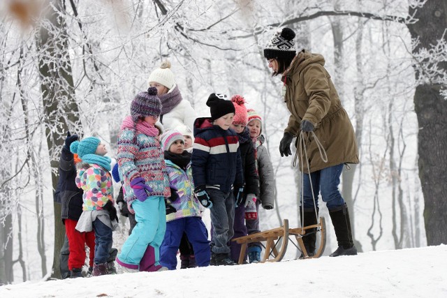 Ferie zimowe dawniej i dziś, zawsze czekamy na śnieg. 11 stycznia 1987 roku zawieszone zostały lekcje we wszystkich bydgoskich szkołach podstawowych z powodu dużych mrozów.