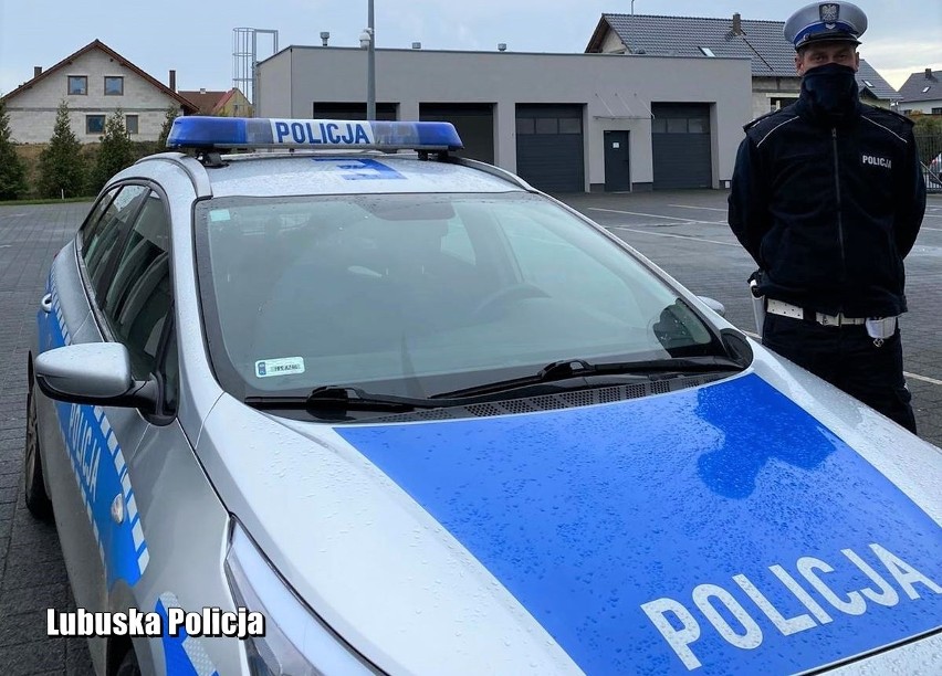 Policjanci eskortowali ciężarną kobietę w drodze do szpitala