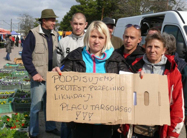Protestujące osoby handlujące na targu w Stalowej Woli.