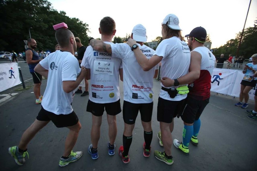 Półmaraton Wrocław: Przebiegli nocą przez miasto, żeby pomóc dwóm chłopcom